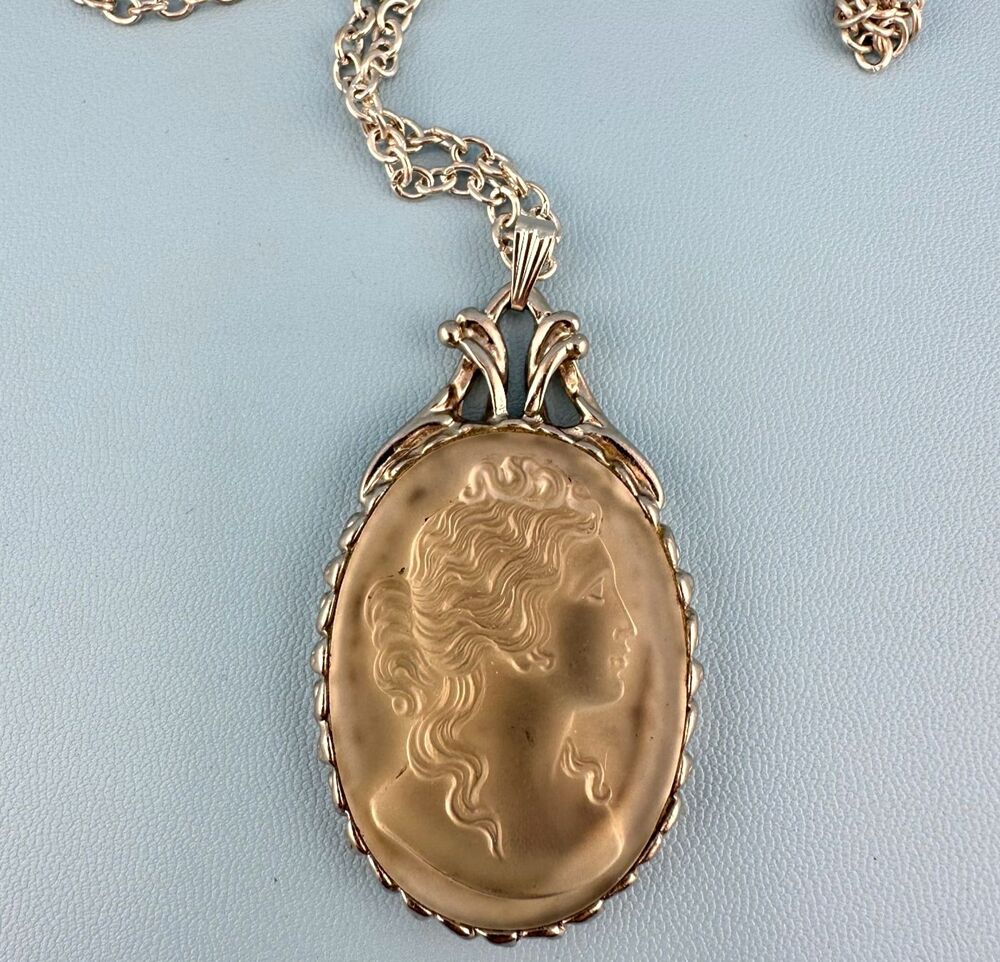 Vintage Frosted Opaque Glass Cameo Pendant Necklace Silver Tone Off White 28"